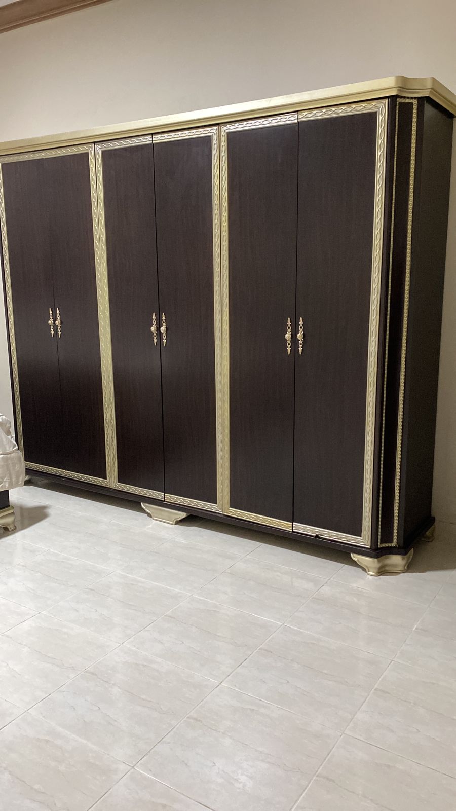 مكتبة خشبية